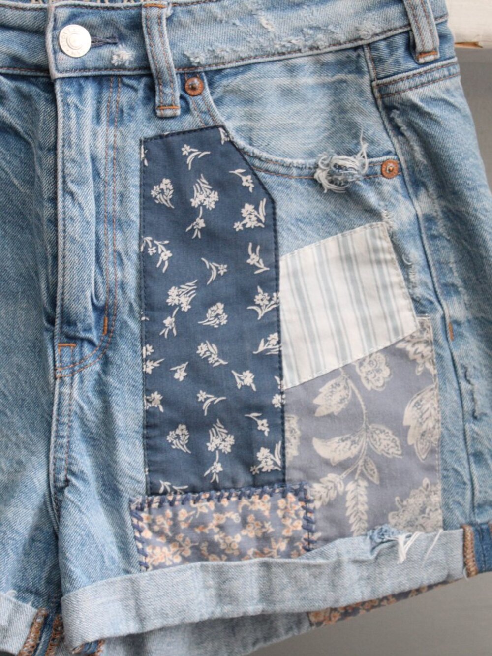 American Eagle AE Patch Me Up Blue Floral High-Rise Denim Mom Shorts Size 4 - Picture 5 of 11